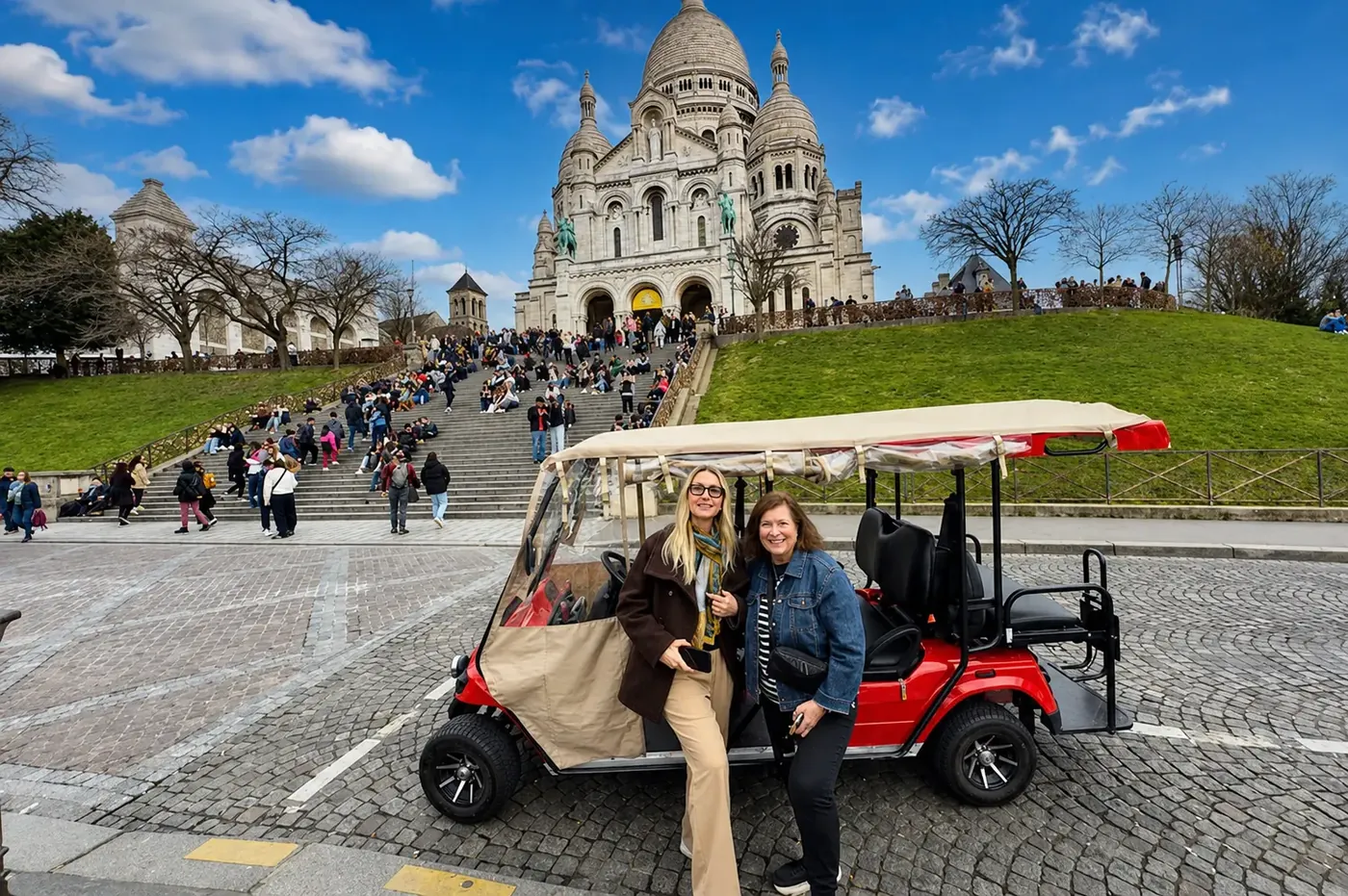Guests with their golf cart at the Sacré-Cœur, Montmartre